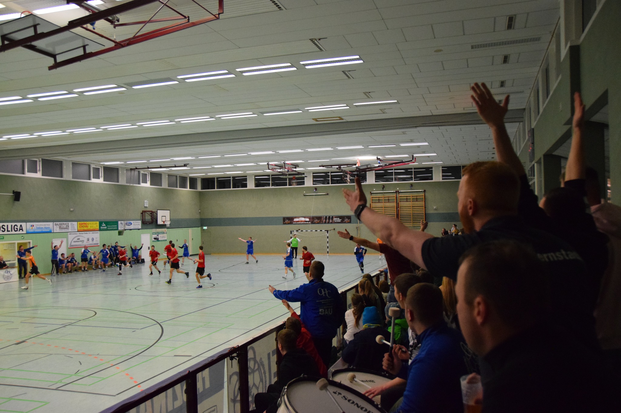 Blick von der Tribüne auf das Spielfeld während eines Spiels der 1. Männermannschaft