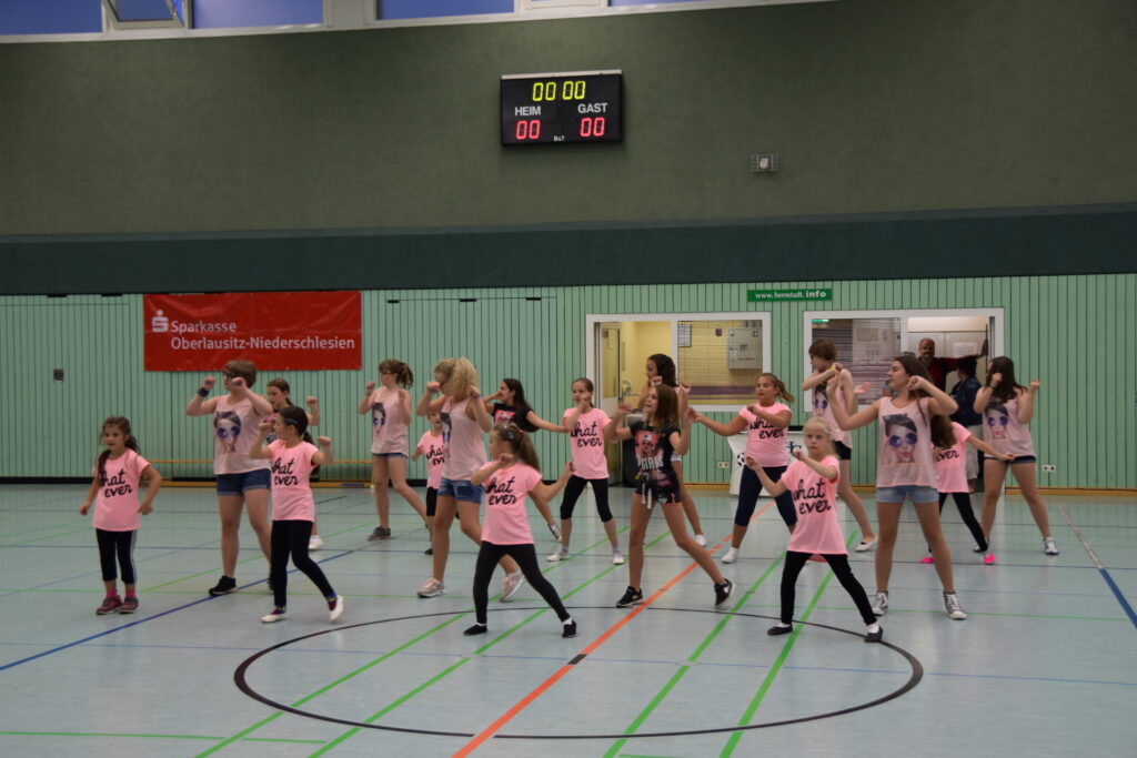 Tanzgirls des OHC Bernstadt während einem Auftritt in der Turnhalle Bernstadt